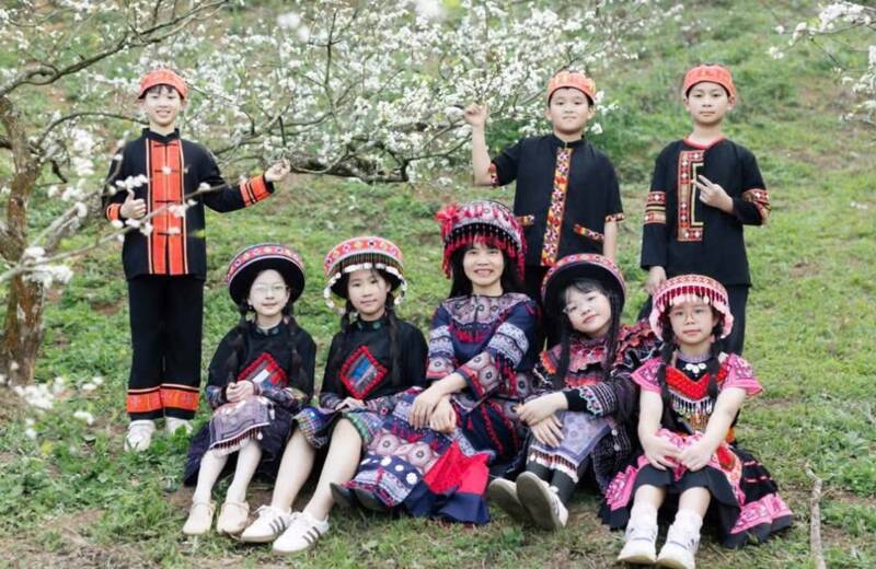 Nguoi dan va du khach chup anh cung hoa man, hoa cai tai phuong Moc Chau. Anh: Anh Duc