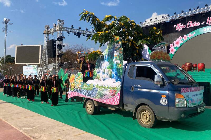 Cac xe hoa dieu dien ruc ro sac mau trong Chuong trinh “Moc Chau – Hen uoc mua hoa”. Anh: Trung Hai