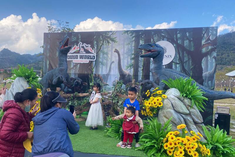 Du khach va nguoi dan check in tai su kien “Moc Chau – Hen uoc mua hoa”. Anh: Trung Hai