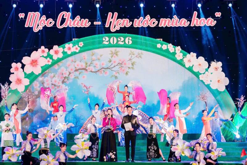 Cac tiet muc trong chuong trinh nghe thuat “Moc Chau – Dam say mua hoa”. Anh: Anh Duc