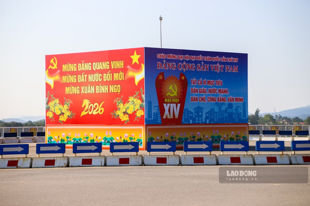 Trang tri co dong chao mung Dai hoi XIV tai vong xuyen cau Nguyen Hoang bac qua song Huong. 