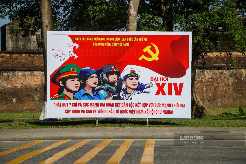 Pano co dong chinh tri voi khau hieu chao mung Dai hoi XIV cua Dang noi bat tai khu vuc trung tam do thi Hue. 