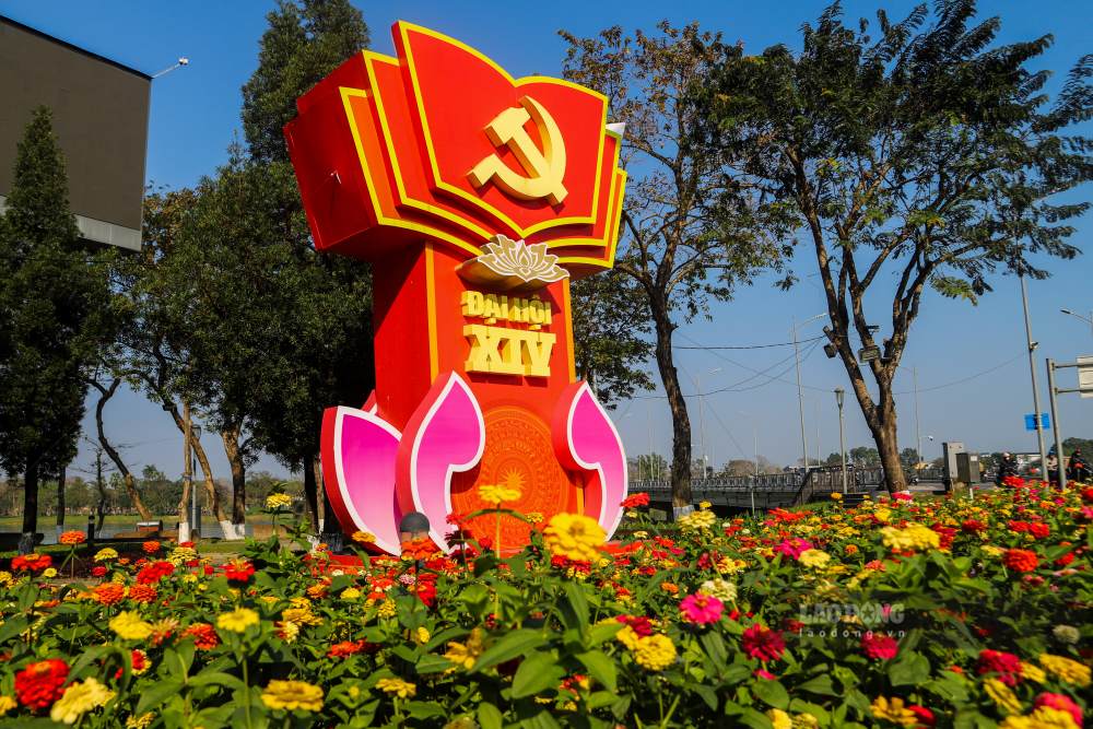 Cac tuyen pho trung tam nhu Le Loi, Tran Hung Dao, Hung Vuong rop bong co Dang, co To quoc, tao khong khi trang trong, thieng lieng. 