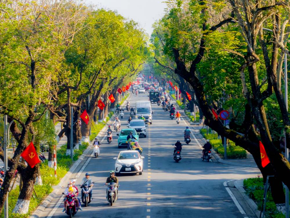 Toan canh trung tam thanh pho Hue ruc ro sac do co Dang, co To quoc trong nhung ngay chao mung Dai hoi XIV cua Dang.