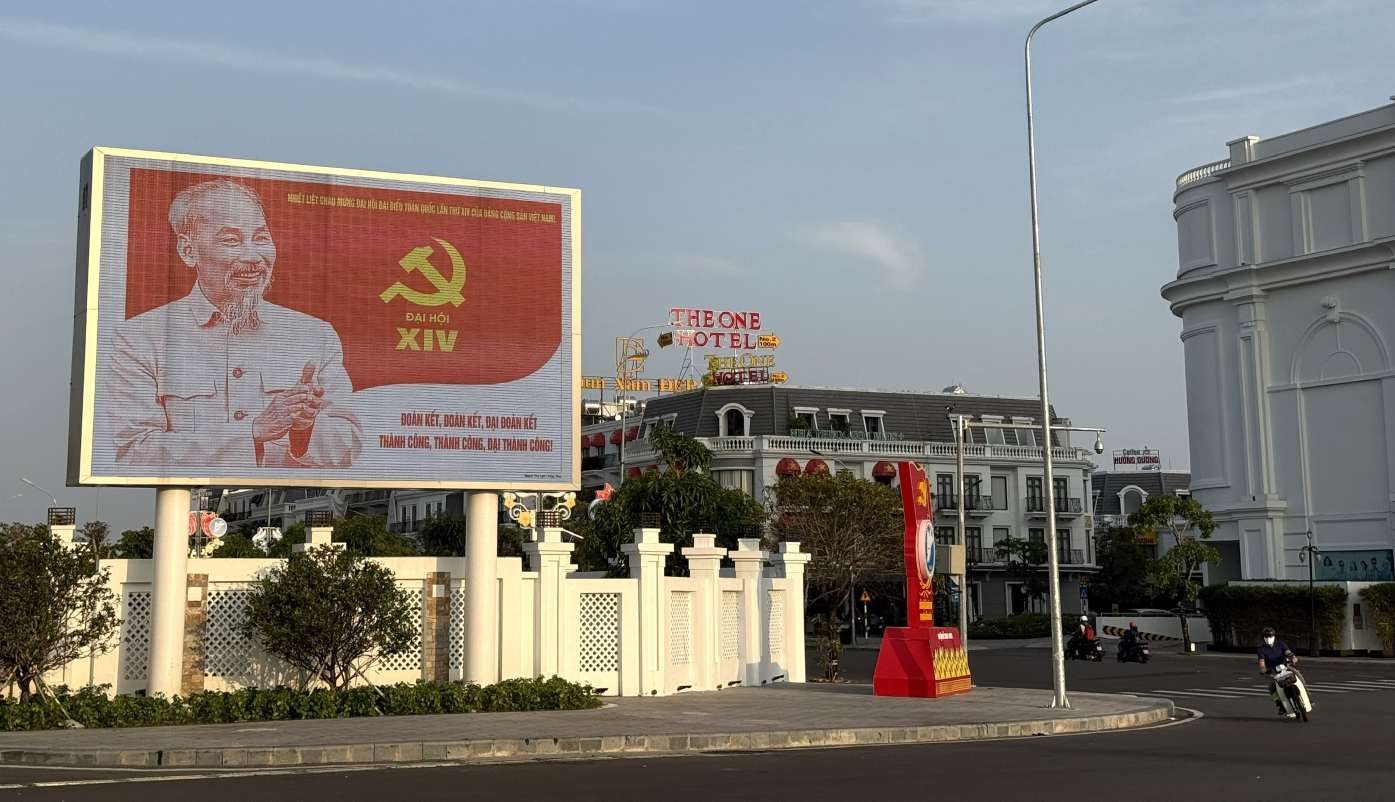 Ba man hinh LED truoc Trung tam Hoi nghi tinh (duong Le Duan, phuong An Xuyen) se hien thi hinh anh tuyen truyen Dai hoi XIV cua Dang suot 15 ngay truoc, trong va sau Dai hoi.Anh: Nhat Ho.