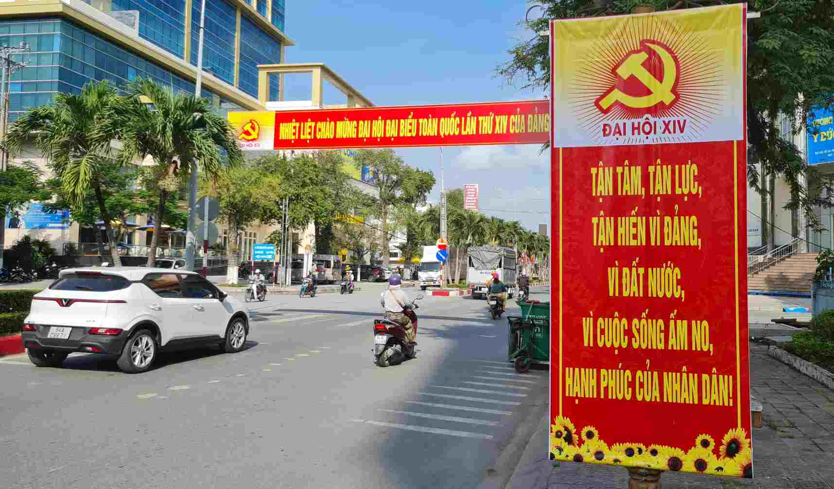 Duong Tran Phu, phuong Bac Lieu thay ao moi chao mung Dai hoi XIV cua Dang. Anh: Nhat Ho.