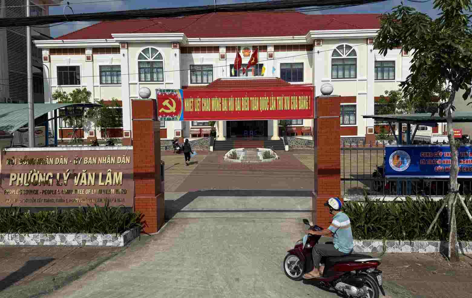 Tru so phuong Ly Van Lam treo khau hieu chao mung Dai hoi XIV cua Dang.Anh: Nhat Ho.