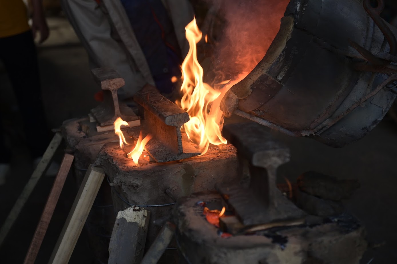 Nhung ngay nay, cac co so duc dong tai Y Yen dang do lua thau dem, suot sang de kip phuc vu thi truong Tet. Anh: Nguyen Truong