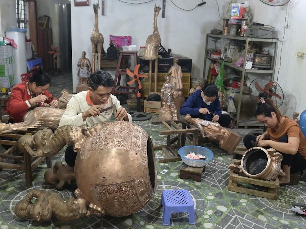 People in the bronze casting village in Y Yen (Ninh Binh) are busy producing new products to serve the Tet market. Photo: Nguyen Truong
