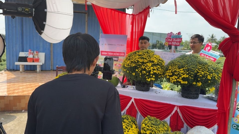 Phien livestream ban cuc mam xoi thu hut dong dao nguoi xem, gop phan giai toa ap luc tieu thu cho nha vuon. Anh: Hoang Loc