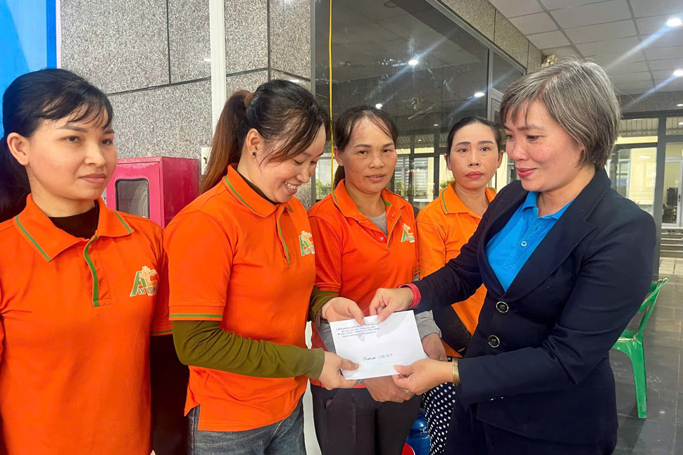 Pho Chu tich LDLD tinh Gia Lai Nguyen Thi Bich Thuy trao ho tro cho doan vien, nguoi lao dong Cong ty Co phan Che bien go An Long, co nha bi thiet hai do bao lu. Anh: Hoai Phuong