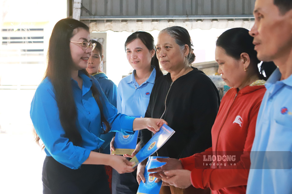 Pho Chu tich LDLD tinh Gia Lai Nguyen Thi Thanh Thuy trao ho tro cho nguoi lao dong Cong ty TNHH Duc Toan, bi thiet hai do mua lu lich su. Anh: Hoai Phuong