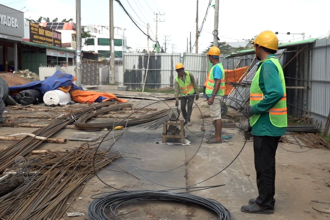 Cac cong nhan thi cong du an nang cap, mo rong Quoc lo 91. Anh: Ta Quang