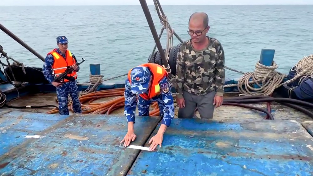 Lực lượng chức năng Bộ Tư lệnh Vùng Cảnh sát biển 4 niêm phong hàng hóa vi phạm. Ảnh: Đức Thái