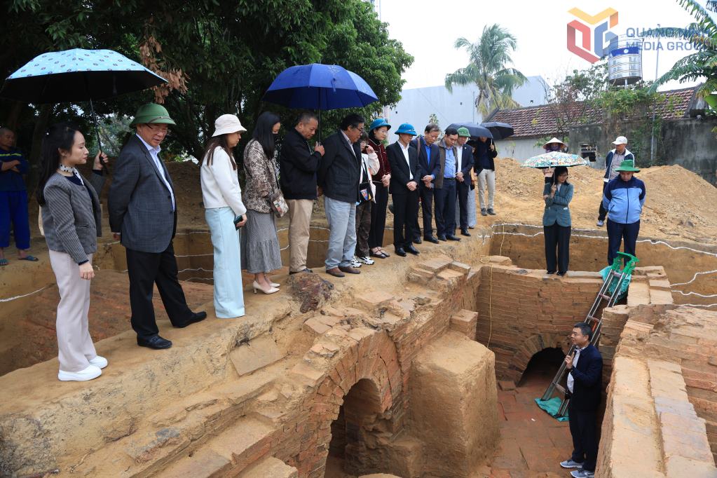 Cac chuyen gia, nha khoa hoc khao sat khu vuc mo gach Chap Khe vua duoc khai quat. Anh: Xuan Hoa