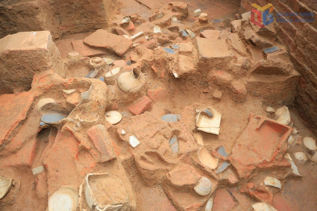 Many artifacts made of terracotta, ceramic tiles... discovered during the excavation process. Photo: Xuan Hoa