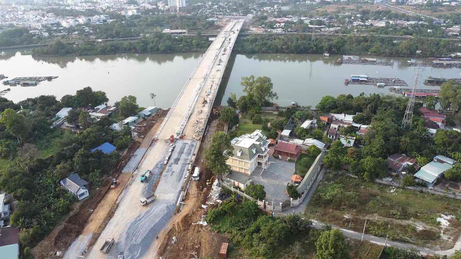 Thong Nhat bridge belonging to the central road project of Bien Hoa City (now Tran Bien ward) is a key item of the entire project. Photo: HAC