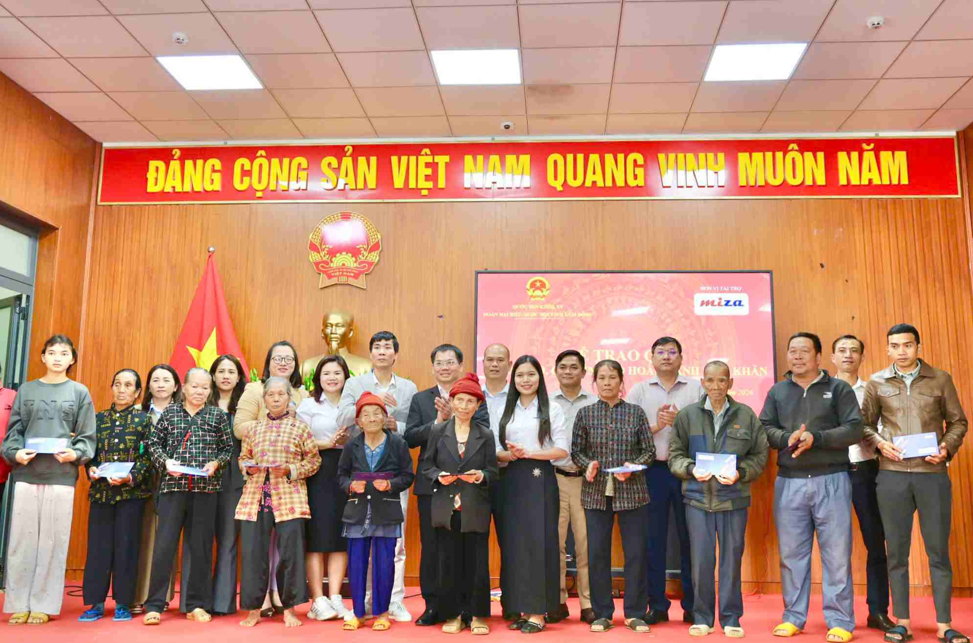 The Provincial National Assembly Delegation coordinated with MISA Joint Stock Company to present 20 Tet gifts to share difficulties and encourage people to celebrate the Binh Ngo Lunar New Year 2026 warmer and more fulfilling. Photo: Sao Mai