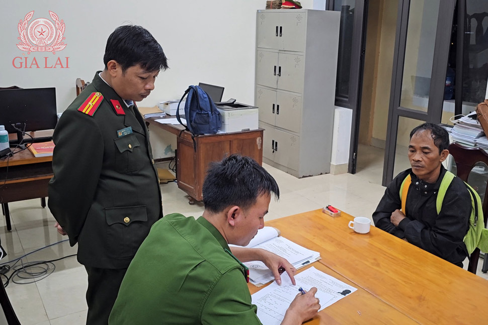 Đối tượng Rơ Lan Thuin quay về Việt Nam và ra đầu thú sau thời gian trốn nã ở Thái Lan. Ảnh: Công an