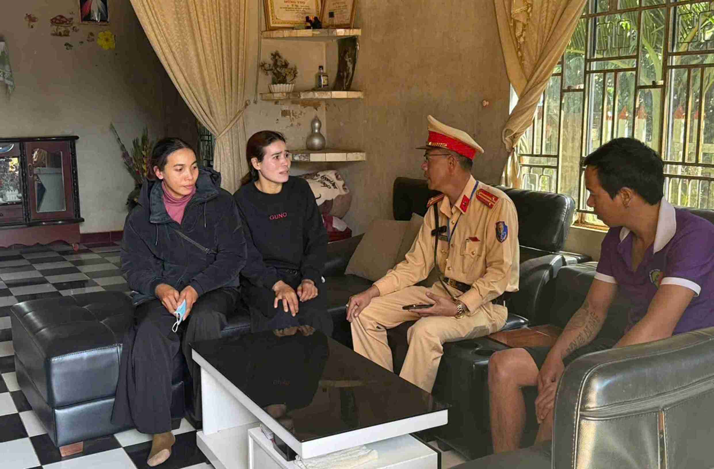 Gia dinh benh nhan gui loi cam on toi dai dien To tuan tra kiem soat Deo Bao Loc (Tram CSGT Madaguoi). Anh: Phuc Khanh 