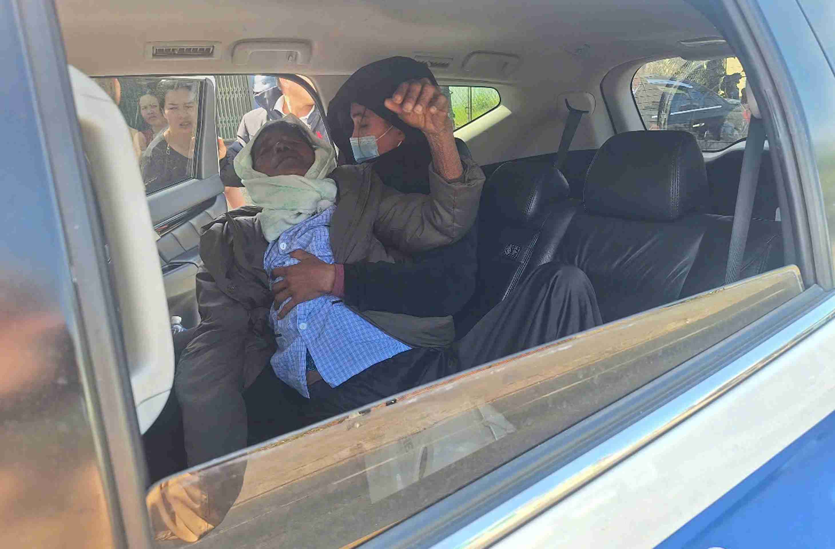 Luc luong CSGT Cong an Lam Dong kip thoi su dung xe tuan tra dua benh nhan bat tinh giua duong ve nha an toan. Anh: Phuc Khanh 