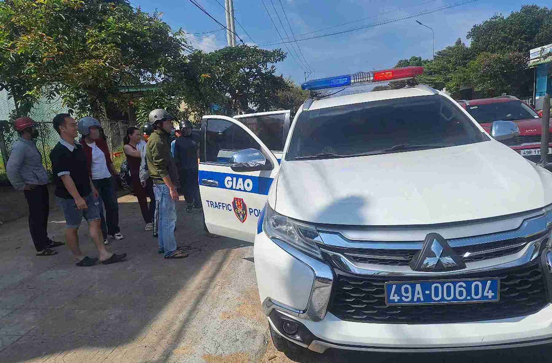 Patrol vehicles of the Traffic Police force were present in time to bring the unconscious patient home safely. Photo: Phuc Khanh