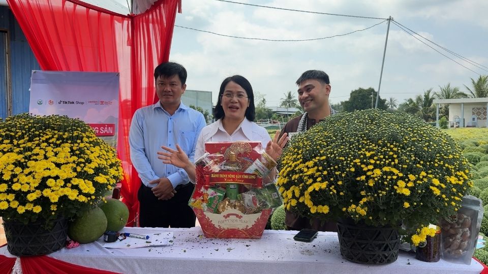 Bi thu Dang uy xa Cho Lach Le Thi Hoang Oanh truc tiep tham gia livestream ho tro tieu thu cuc mam xoi cho nong dan. Anh: Hoang Loc