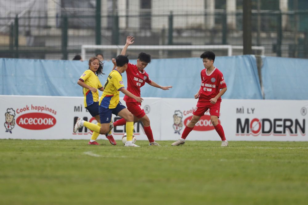 U19 nu Than Khoang San Viet Nam (ao do) thi dau lep ve. Anh: VFF