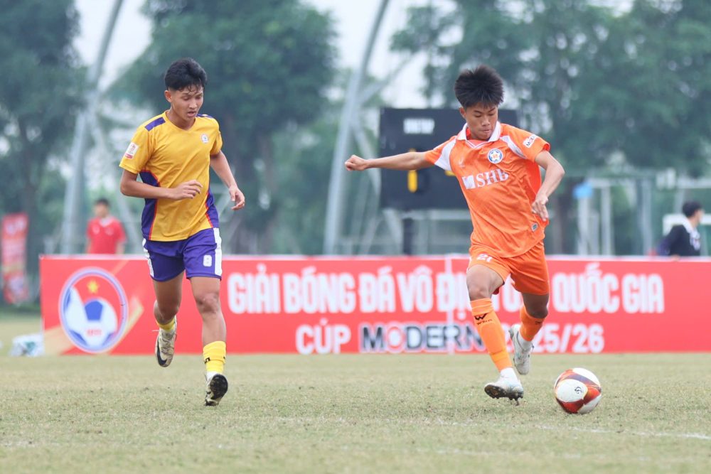 El U19 Da Nang (camiseta naranja) perdio ante el U19 Dong Thap en la tercera ronda del Grupo C del Campeonato Nacional Sub-19 2025-2026. Foto: VFF