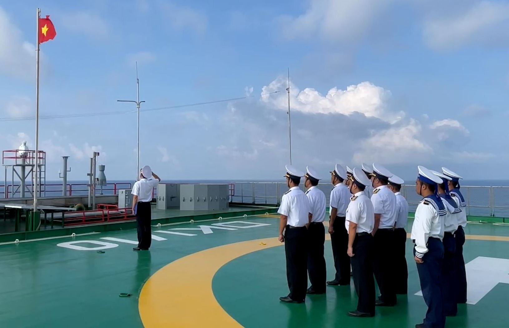 Can bo, chien si Nha gian DK1 trang nghiem thuc hien nghi thuc chao co giua trung khoi, the hien niem tin son sat voi Dang, To quoc va nhan dan. Anh: Van Duong