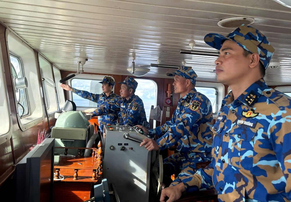 Dai uy Le Thanh Hiep, Thuyen truong Tau 953, chi huy tau thuc hien nhiem vu tren bien. Anh: Van Duong