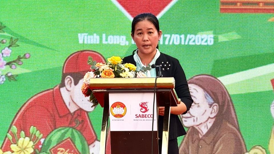 Ba Nguyen Thi Tuan Thanh – Pho Chu tich Uy ban Mat tran To quoc Viet Nam tinh Vinh Long – phat bieu tai chuong trinh trao qua Tet, chia se y nghia hoat dong cham lo nguoi dan dip xuan. Anh: Hoang Loc