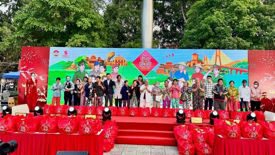 Representatives of leaders give Tet gifts to people in difficult circumstances in a warm atmosphere of sharing during the spring. Photo: Hoang Loc