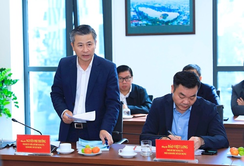 Giam doc So Xay dung Nguyen Phi Thuong bao cao tai buoi lam viec. Anh: Quang Thai