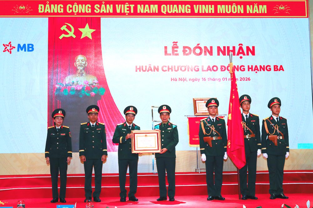 Dai tuong Phan Van Giang trao Huan chuong Lao dong hang Ba tang MB. Anh: Bo Quoc phong