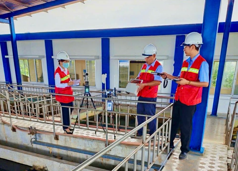 Mot to cong tac kiem tra an toan, ve sinh lao dong. Anh: Duy Tuan