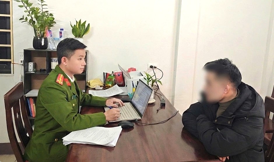 Công an xã Hùng Chân xử phạt người đàn ông đăng tin sai sự thật trên mạng xã hội. Ảnh: Ngọc Anh