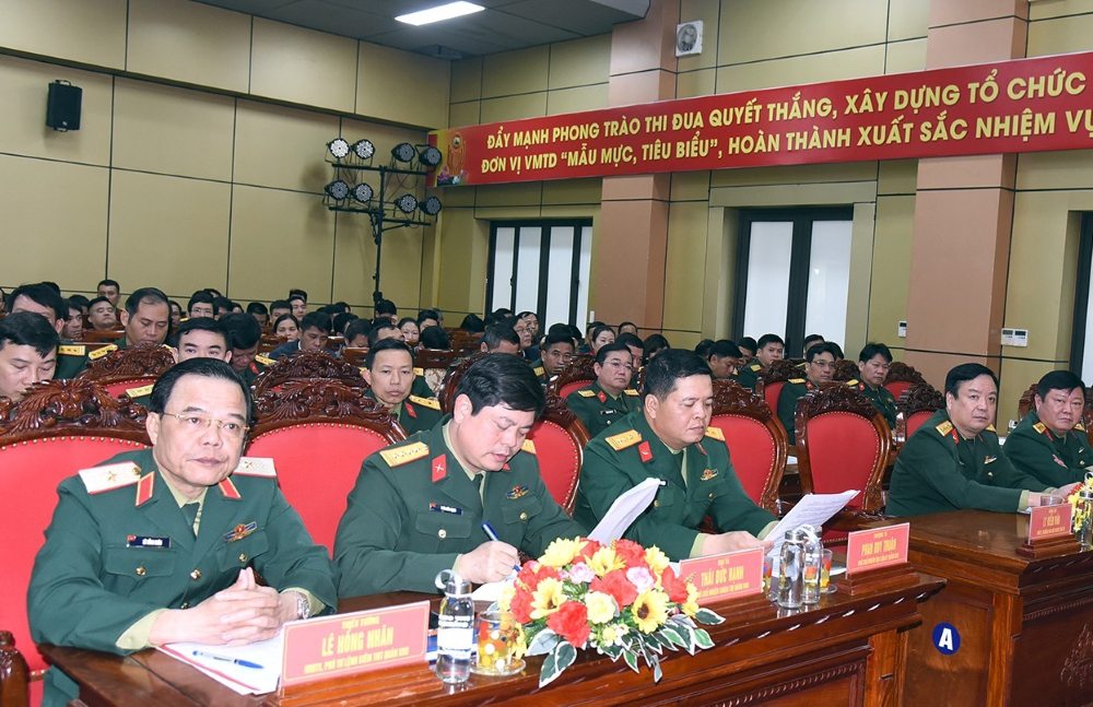 Head of the Command of Military Region 4 at the conference on reorganizing the Military Command of communes, wards, special zones and announcing the decision to transfer and appoint military officers. Photo: Military Region 4