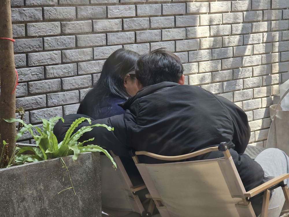 Sitting in a cafe to chat will be one of the indispensable activities in couples' dates. Photo: Tuan Dat