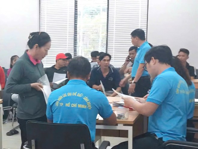 Vinh Thong Company employees authorize Ho Chi Minh City trade union officials to sue the company due to salary arrears and late social insurance payments. Photo: Duc Long