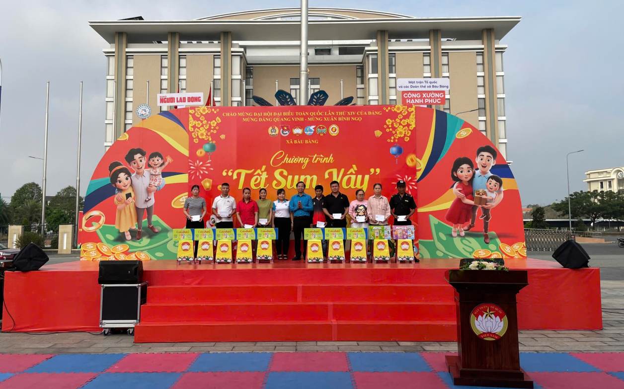 Ban to chuc trao qua ho tro cong nhan lao dong kho khan. Anh: Dinh Trong