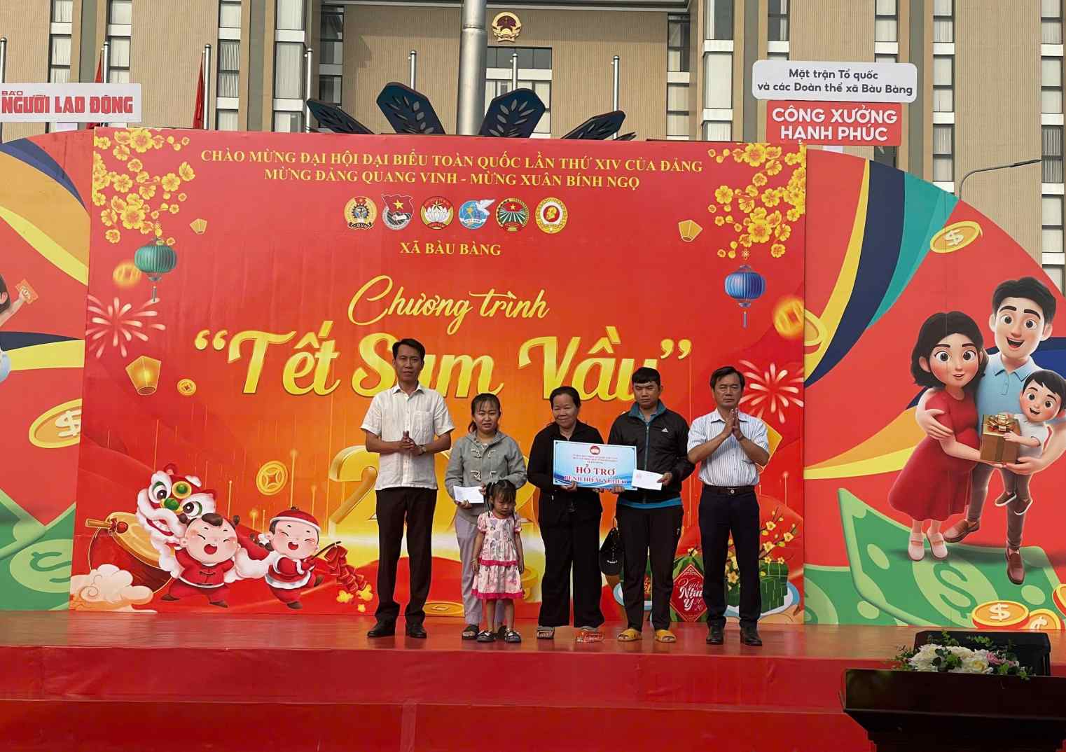 Ban to chuc trao qua ho tro nguoi dan kho khan. Anh: Dinh Trong