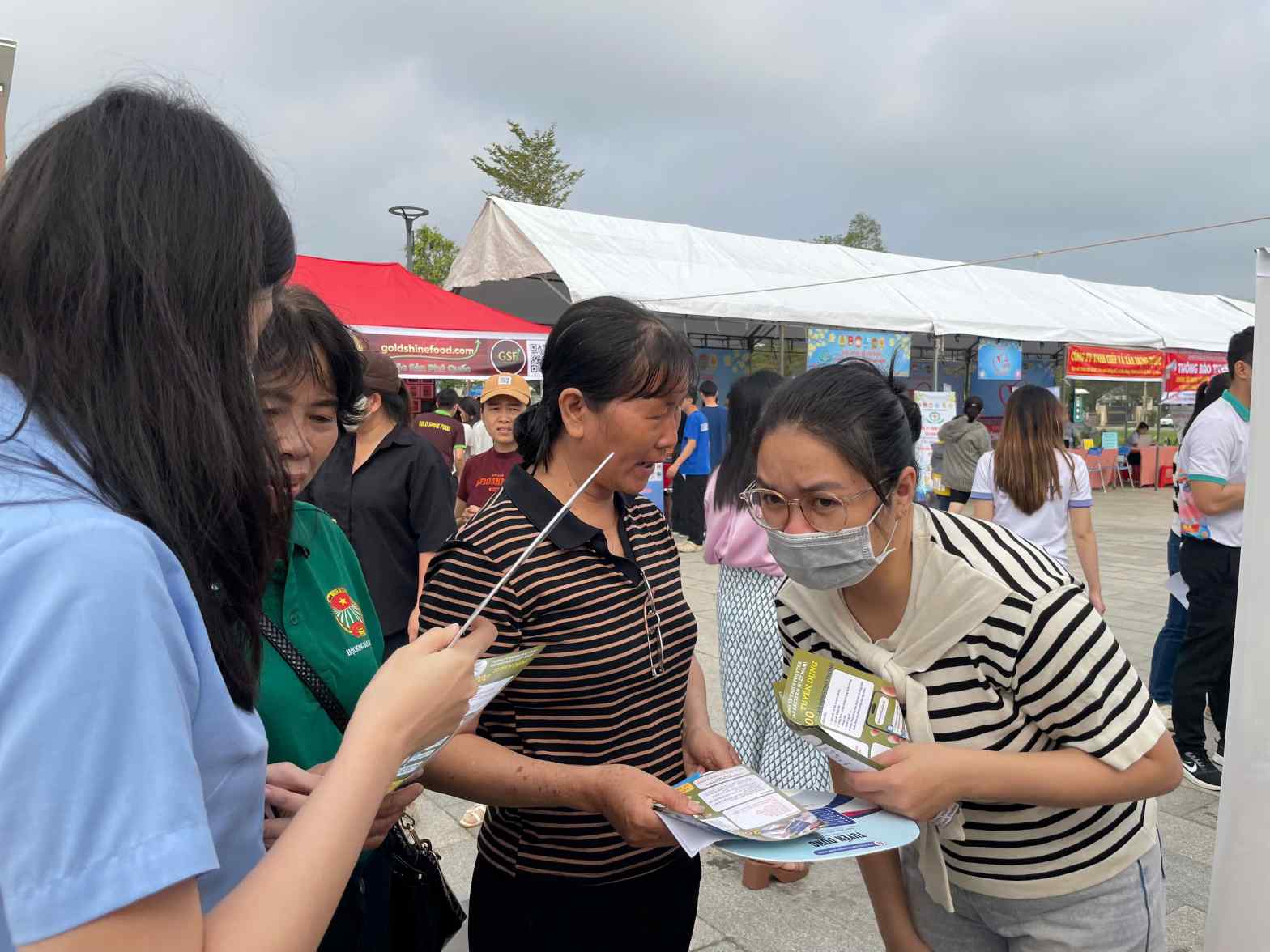 Workers participating in the Tet reunion program in Bau Bang. Photo: Dinh Trong