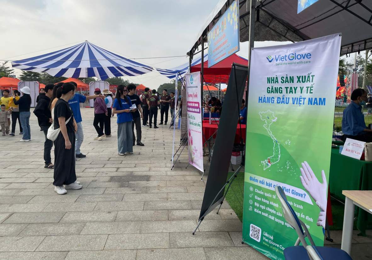 Khu vuc gioi thieu viec lam cho nguoi lao dong. Anh: Dinh Trong