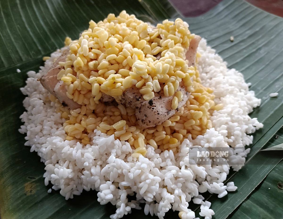 Phan nhan gom gao nep cai, do xanh va thit lon duoc nem nem theo cong thuc gia truyen, dac trung cua banh chung Thuy Duong. Ảnh: Mai Dung