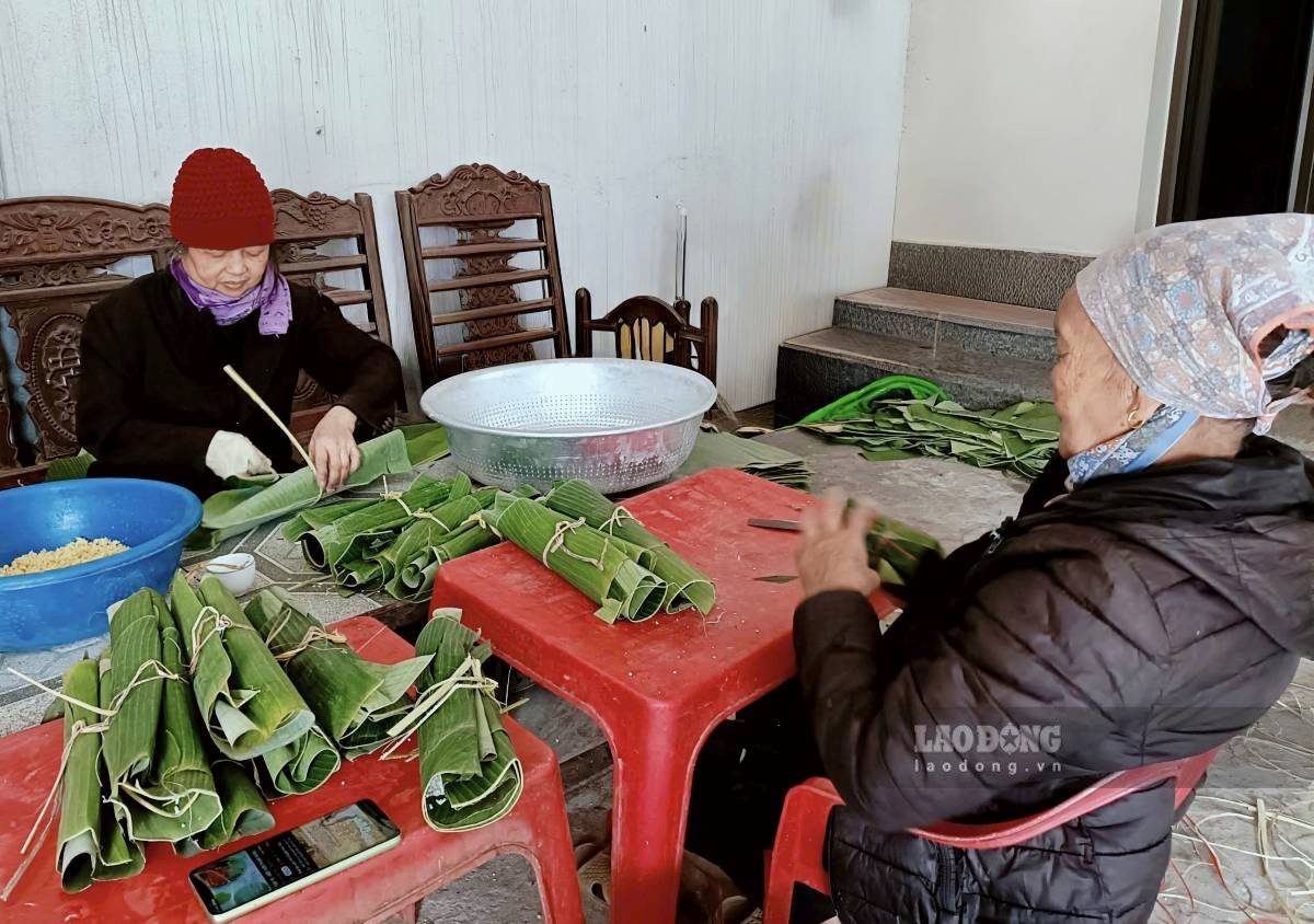 Ba Thuy, ba Mui quay quan goi banh trong chieu cuoi nam. Ảnh: Mai Dung