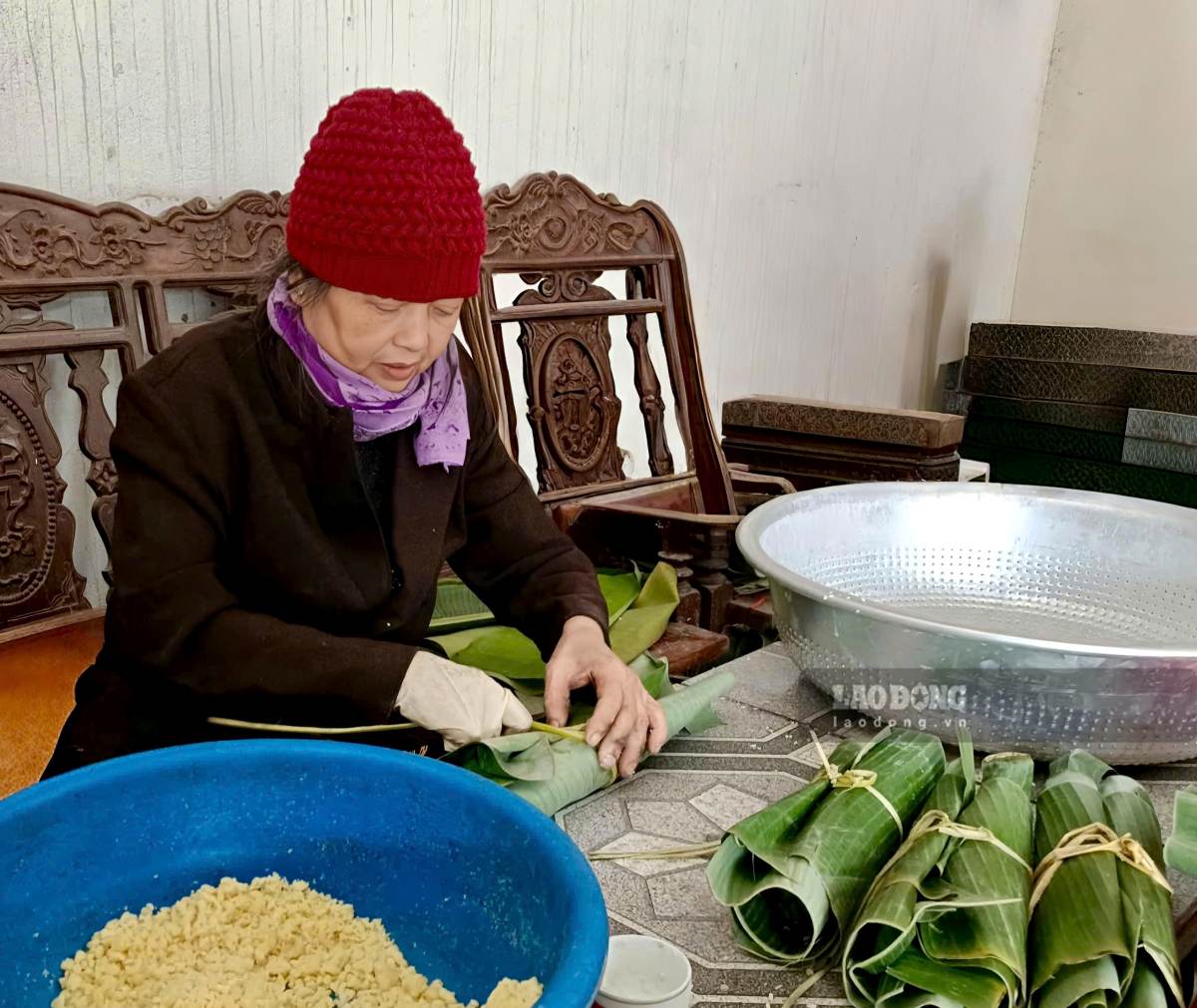 Ms. Vu Thi Thuy is always proud to be the daughter of Thuy Dung Chung cake craft village. Photo: Mai Dung