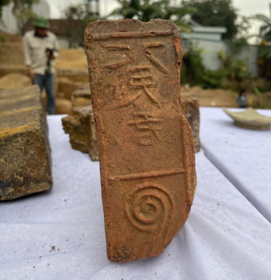 Vien gach in noi chu “Hoang quan” tai ngoi mo co o phuong Vang Danh giong voi mau gach tai mo gach Vu Xa (dang duoc trung bay tai Bao tang Hai Phong). Anh: Bao tang Quang Ninh