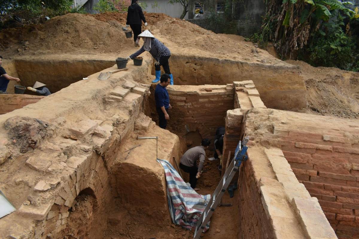 Ngoi mo co duoc phat lo trong qua trinh nguoi dan thi cong san gat mat bang va duoc Bao tang Quang Ninh phoi hop cung nhom khao co cua Tien si Nguyen Van Anh - Truong Khoa Lich su Truong Dai hoc Khoa hoc Xa hoi va Nhan van, Dai hoc Quoc gia Ha Noi - tien hanh khai quat tu thang 12.2025. Anh: Bao tang Quang Ninh