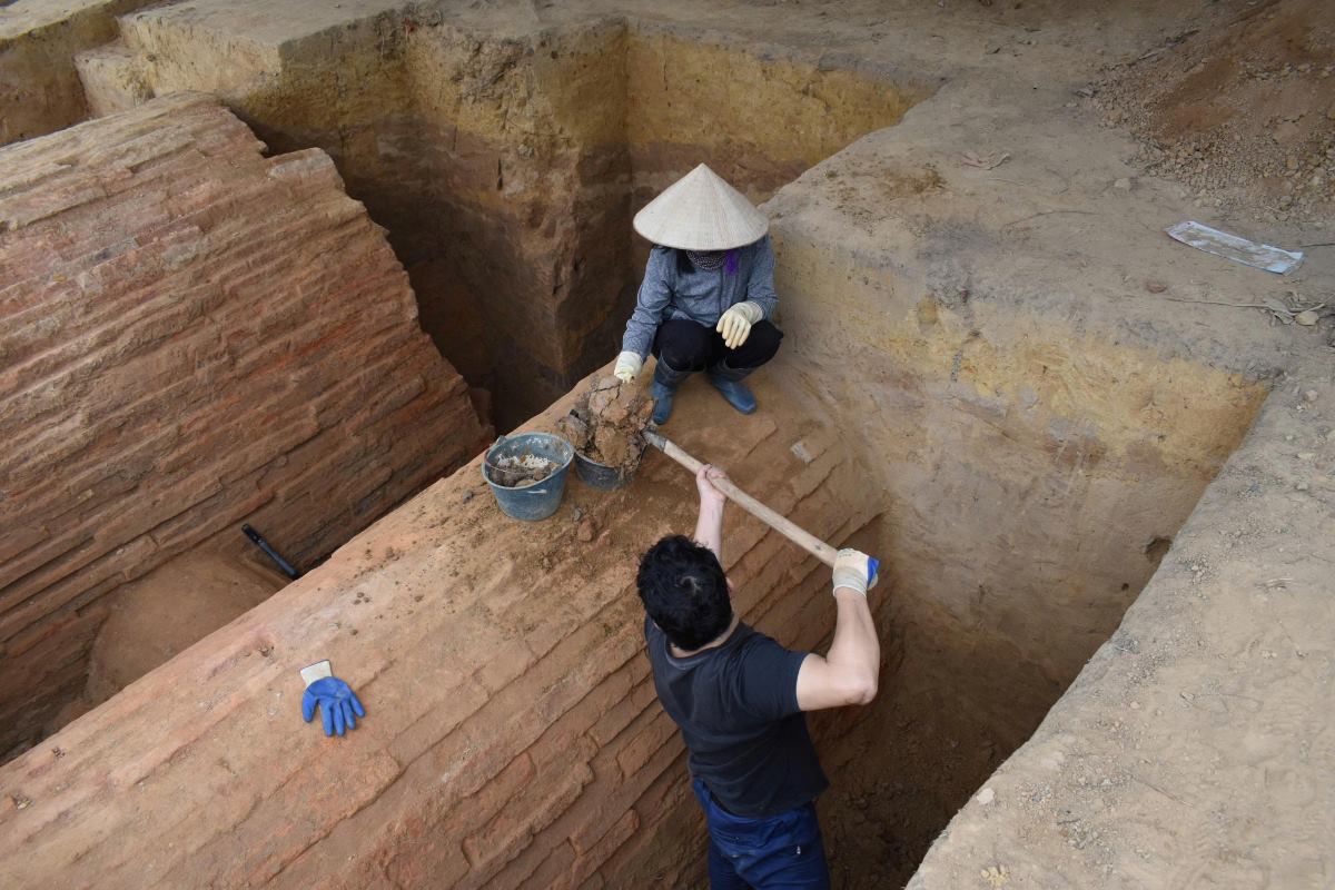 Day mo nam sau khoang 2,5m so voi mat bang go dat hien tai. Mo nam theo huong Bac lech Dong 20 do, co cau truc gom 2 gian tien that, 1 gian trung that va 3 gian hau that. Trung that va hau that deu co nhi. Anh: Bao tang Quang Ninh